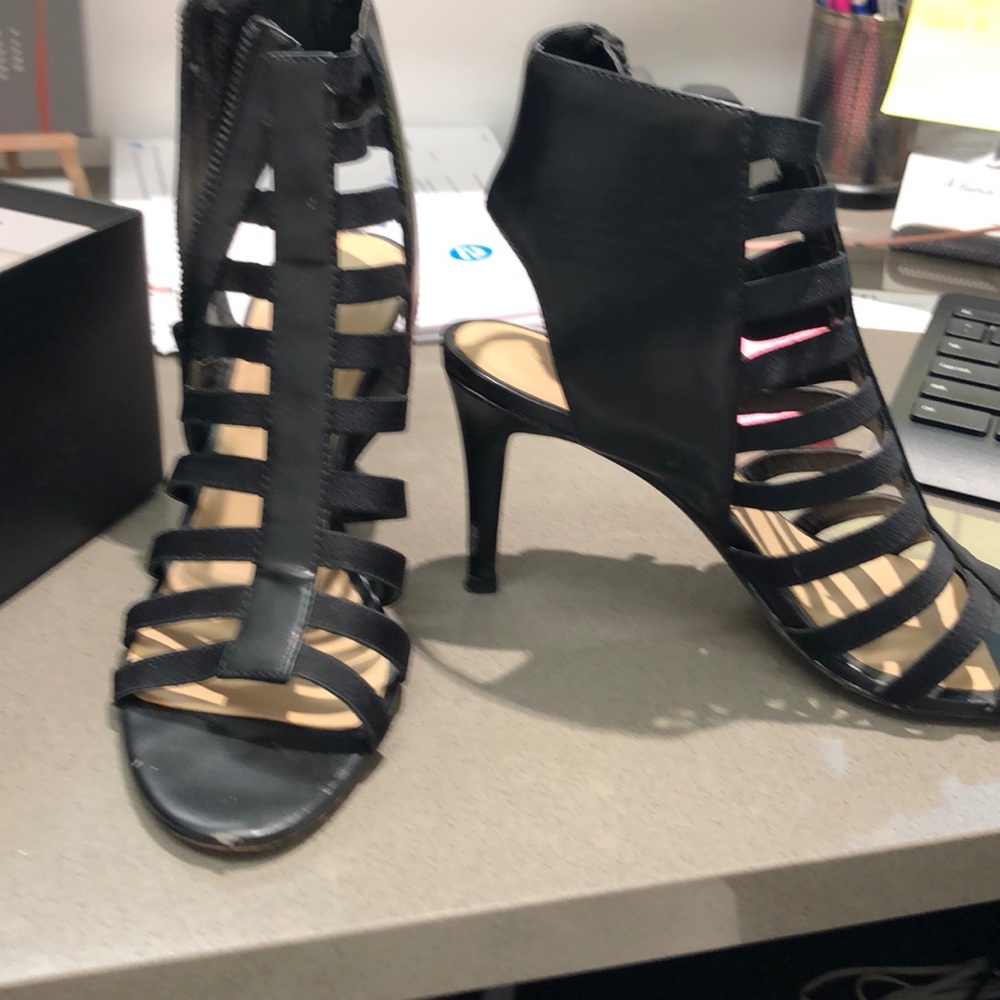 Black pumps